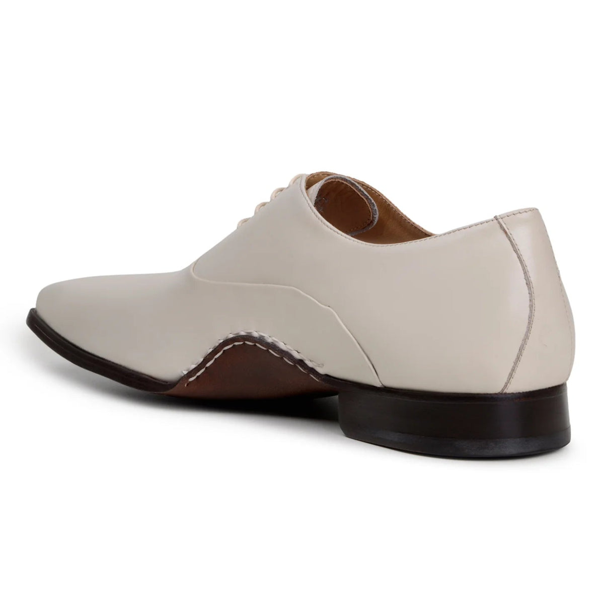 Light bone Oxford shoe with contrast arch detail