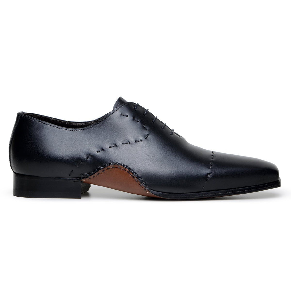 Side profile of black Maestro Oxford showing curved Opanka sole