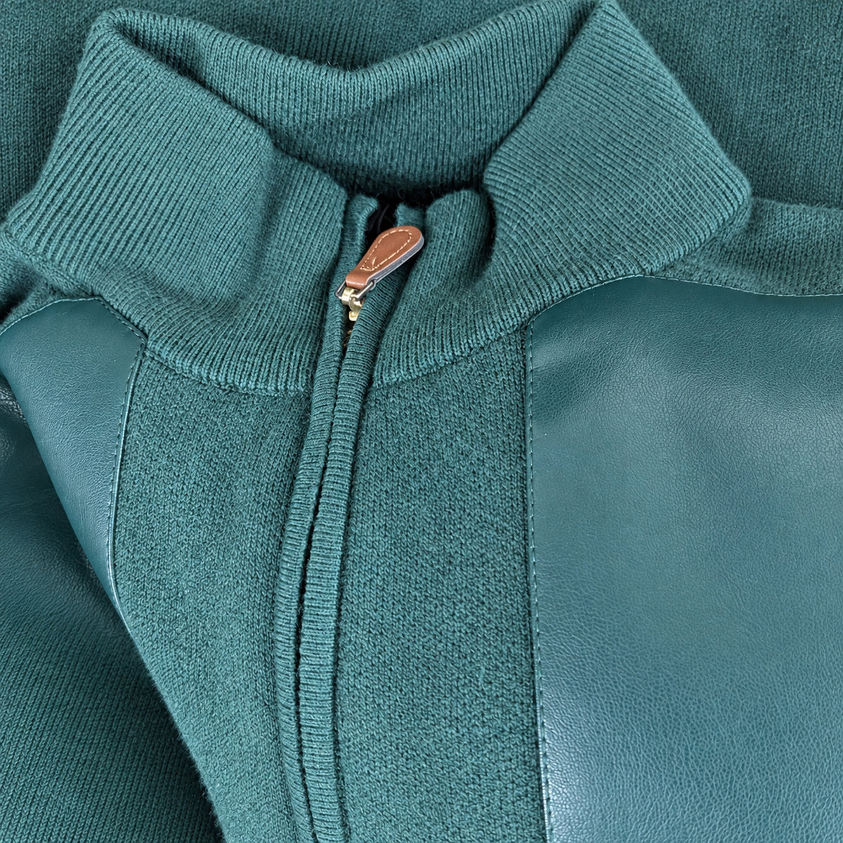 Hunter Montique SW-104 Collar and zipper detail